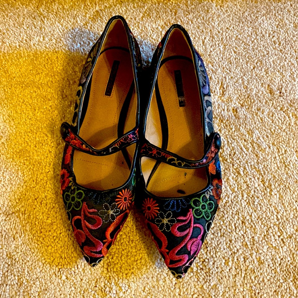 Tahari. Brentwood embroidered size 7 flats